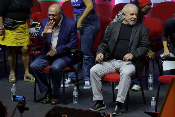 ex-presidente Luiz Inácio Lula da Silva (PT) e o ex-governador de São Paulo, Geraldo Alckmin (PSB, se encontram com representantes de movimentos populares