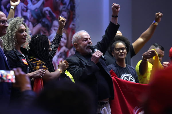 O ex-presidente Luiz Inácio Lula da Silva (PT) e o ex-governador de São Paulo, Geraldo Alckmin (PSB, se encontram com representantes de movimentos populares