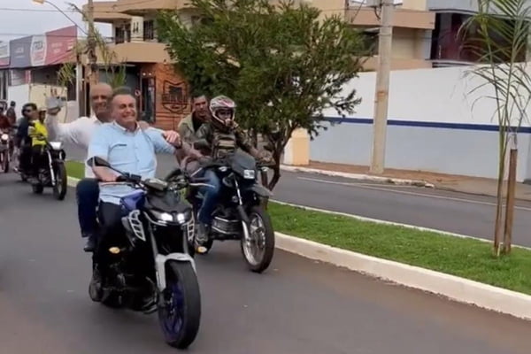 pilotou uma moto com o deputado federal Major Vitor Hugo na garupa, pré-candidato ao governo de Goiás apoiado por Bolsonaro