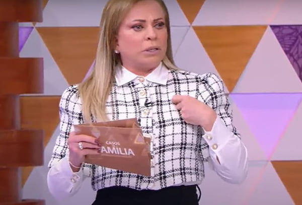 Foto colorida de Christina Rocha usando blusa xadrez - Metrópoles