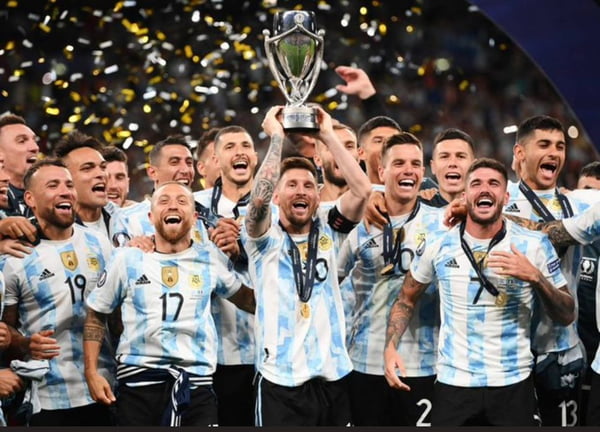 Imagem colorida seleção argentina levantando troféu da finalíssima