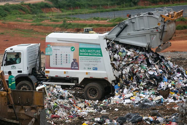 Caminha deposita lixo no aterro - Metrópoles