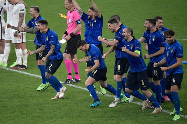 Jogadores da seleção italiana comemoram pênalti na Eurocopa - Metrópoles