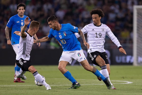 Disputa de bola no jogo entre Alemanha e Itália