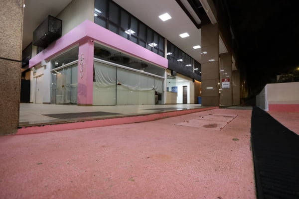 Calçada pintada de rosa vira polêmica em cafeteria da Asa Norte