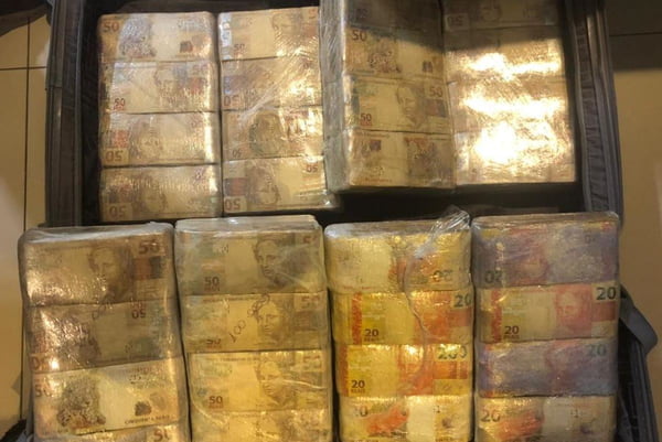 Polícia Federal encontra quase R$ 1 milhão embalados em uma mala em Goiânia