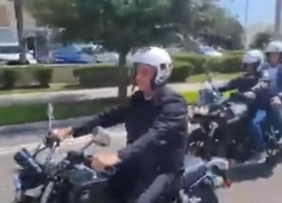 Bolsonaro usa capacete em motociata nos EUA, país em que respeita leis