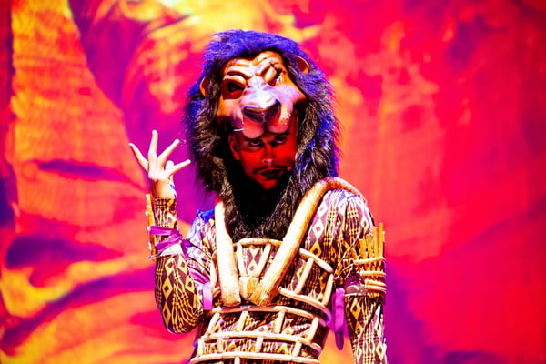 Ator caracterizado de leão durante espetáculo o "Rei Leão In Concert" - Metrópoles