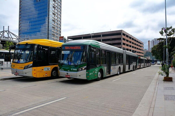 Imagem colorida mostra ônibus da cidade de são paulo - Metrópoles