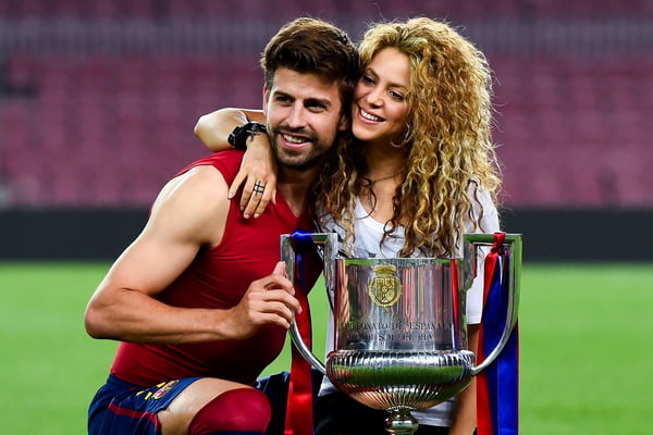 Piqué Shakira se abraçando - Metrópoles