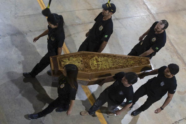 Policiais federais carregam o caixão com os restos mortais do indigenista Bruno Pereira e do jornalista inglês Dom Phillips, encontrados ontem na Amazônia