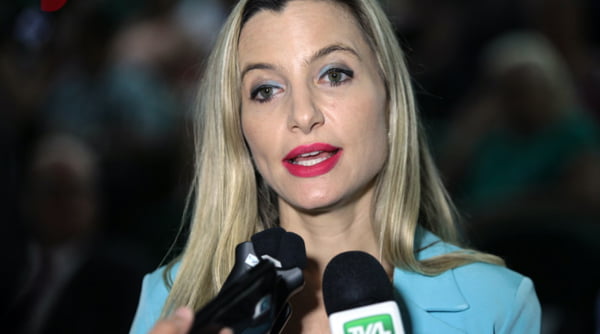 Juíza Joana Zimmer, que dificultou aborto legal de menor de idade em Santa Catarina dá entrevista. Ela é loira, tem olhos claros e fala diante de microfones - Metrópoles