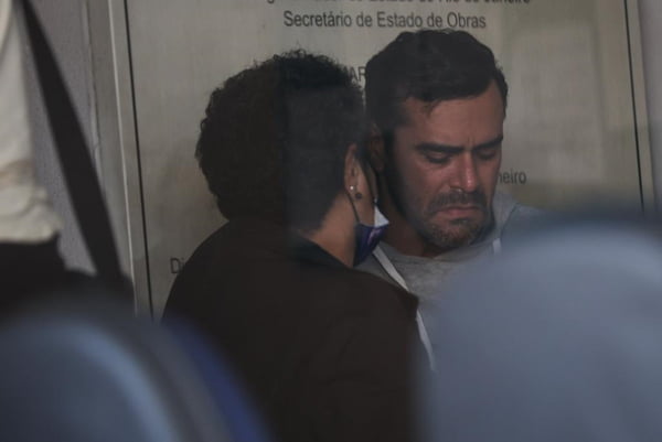 Felipe da Silva Coelho é amparado no IML do Rio após pais serem mortos pelo ex-namorado dele