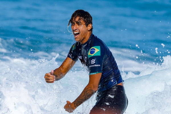 O surfista Samuel Pupo comemorando classificação para a semifinal - Metrópoles