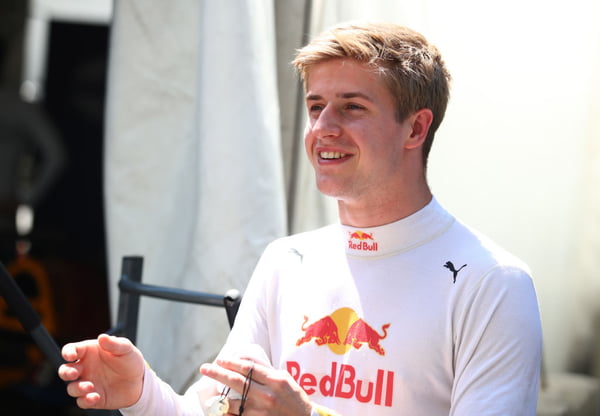 Piloto Juri Vips atuando pela Red Bull na Fórmula 2 - Metrópoles
