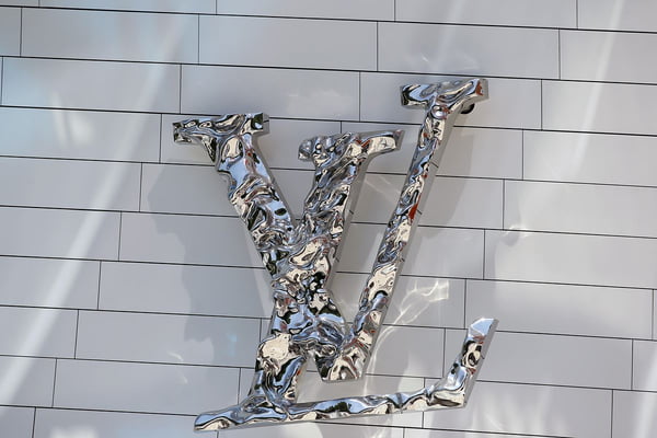 Na imagem com cor, símbolo da Louis Vuitton em diamantes