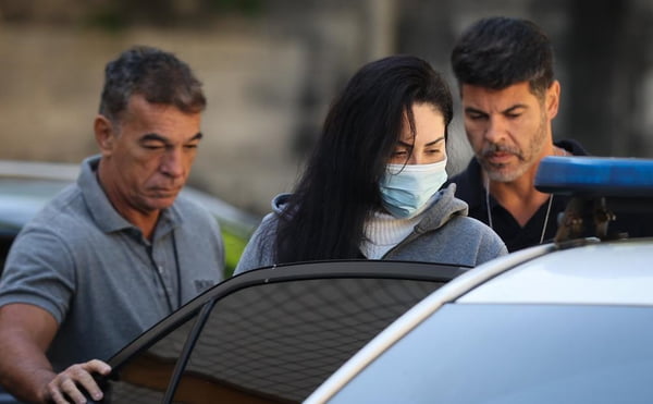 Monique Medeiros deixa delegacia da Barra