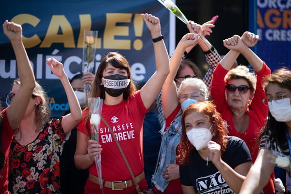 mulheres protestam por saída de presidente da caixa