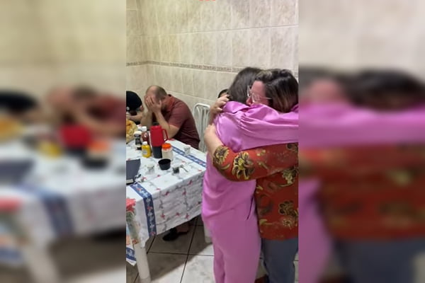 Jovem surpreendeu família após três anos longe do Brasil