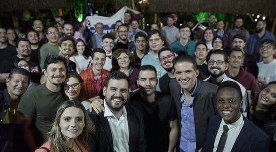O ex-deputado Arthur do Val posa com os candidatos do MBL nas eleições de 2022 durante uma viagem pelo interior de São Paulo