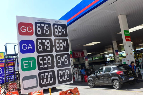 Placa mostra preços da gasolina em posto - Metrópoles