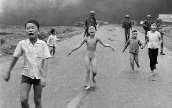 foto em preto e branco de crianças correndo de ataque durante guerra do Vietnã