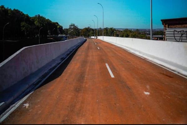 Foto colorida da estrada de um viaduto-Metrópoles