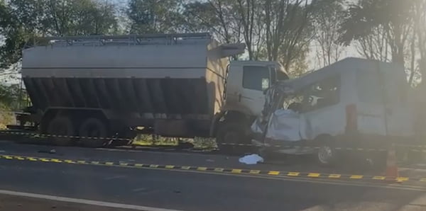 Acidente entre van e caminhão em Constantina