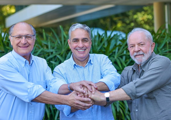 O ex-presidente Lula ao lado do ex-governador Geraldo Alckmin e do presidente da Assembleia Legislativa do Rio, André Ceciliano. Ele sorriem e juntam as mãos no centro - Metrópoles