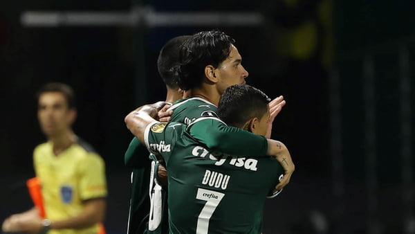 Palmeiras goleia e avança na Libertadores