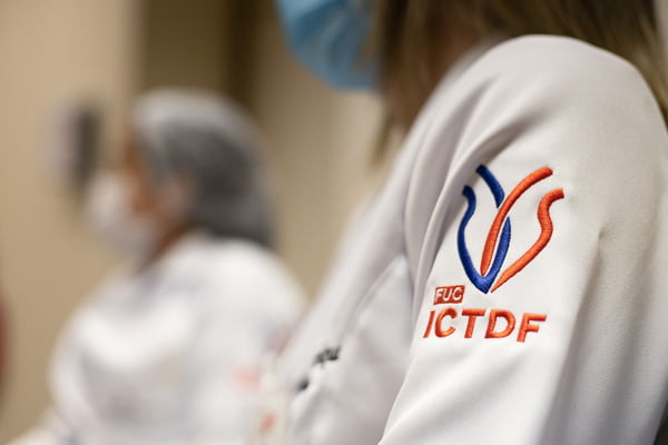 Foto colorida de pessoa com avental e logo do ICTDF