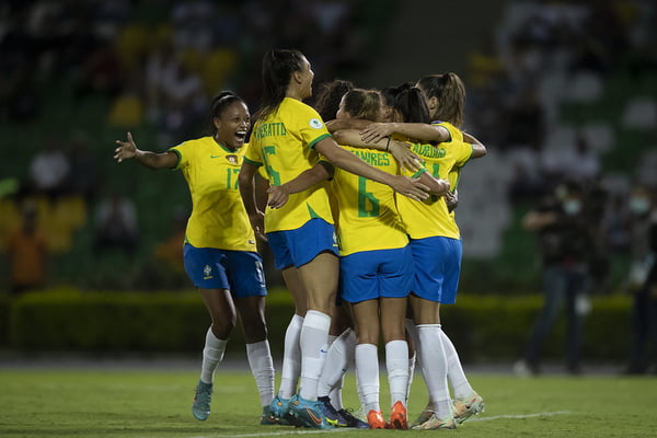 Seleção Brasileira de futebol feminino comemora gol em jogo contra a Argentina - Metrópoles