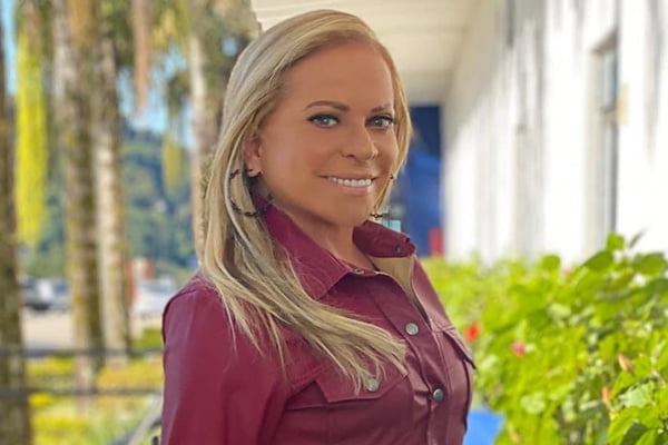 Foto colorida de Christina Rocha usando blusa roxa - Metrópoles