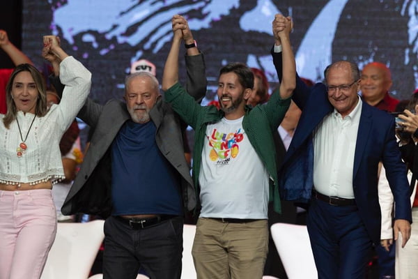 Lula, Leandro Grass, Rosilene Corrêa e Geraldo Alckmin levantam as mãos