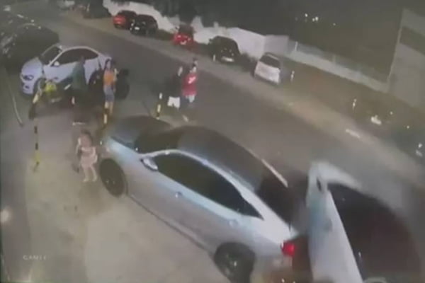 Carro bateu em outro automóvel estacionando e assusta criança - Metrópoles