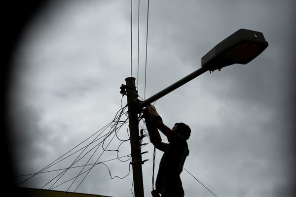 Homem faz ligação clandestina na rede de energia eletrica