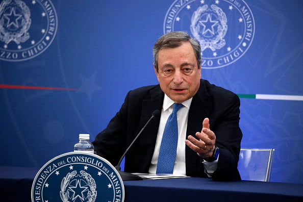 Primeiro-ministro da Itália, Mario Draghi, durante fala ao público. Ele é branco, tem cabelo curto e liso e usa terno, gesticulando. Draghi renunciou ao cargo nesta quinta-feira (14/07) - Metrópoles