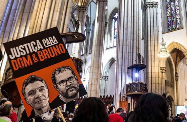 Foto colorida mostra protesto pedindo justiça para o caso de Dom e Bruno, que teriam sido mortos por ordem de Colômbia - Metrópoles