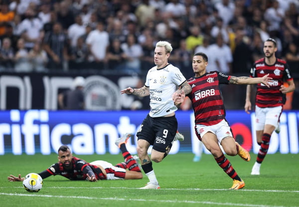 Flamengo e Corinthians em disputa pelo Campeonato Brasileiro - Metrópoles