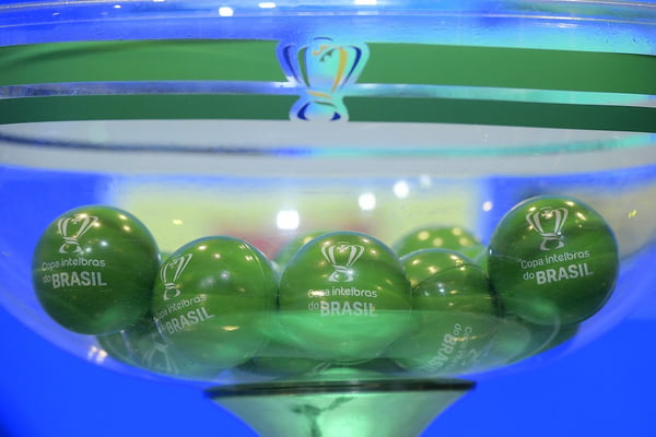 Bolas verdes do sorteio das quartas de final da Copa do Brasil - Metrópoles - Metrópoles