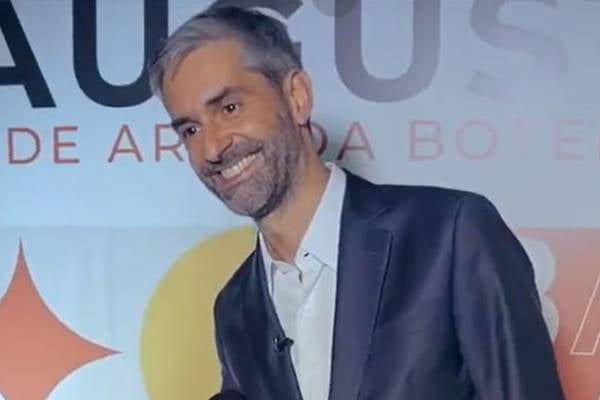 Imagem colorida do advogado Augusto de Arruda Botelho. Ele sorri para o público, usando terno azul marinho e uma camisa azul clara, sem gravata - Metrópoles
