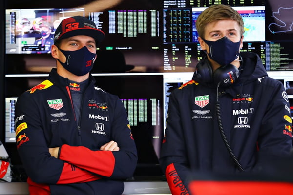 Max Verstappen e Juri Vips no GP da Turquia - Metrópoles