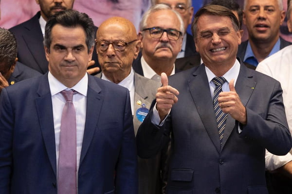 Bolsonaro faz joinha com a mão durante Convenção Nacional do Progressistas oficializa apoio à reeleição do presidente Jair Bolsonaro (PL)