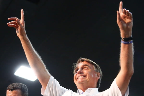 Presidente Jair Bolsonaro levante os braços durante convenção que lançou candidatura de seu ex-líder na Câmara dos Deputados, Major Vitor Hugo , ao Governo de Goiás 9