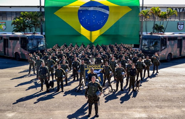 Militares do batalhão da guarda presidencial posam para foto em formação. Atrás, a bandeira do Brasil - Metrópoles