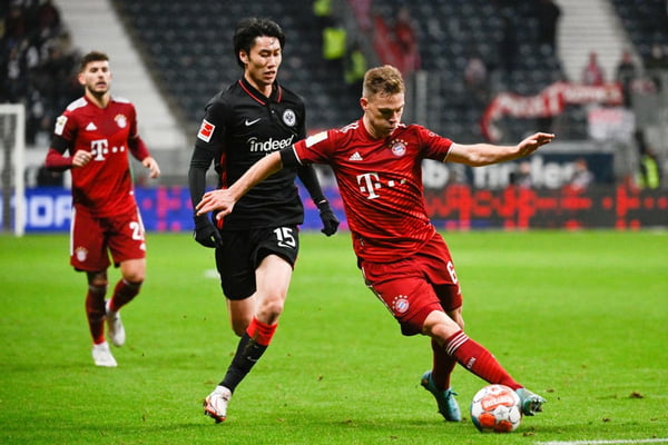 Bayern e Frankfurt se enfrentando pelo Campeonato Alemão na temporada 2021/22