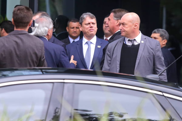 Tarcísio de Freitas (Republicanos) acompanhou o presidente Bolsonaro (PL) em encontro com banqueiros
