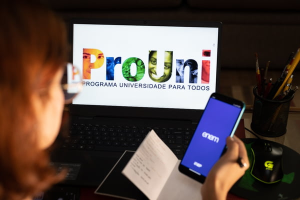 tela computador com site do Prouni e celular com app do Enem