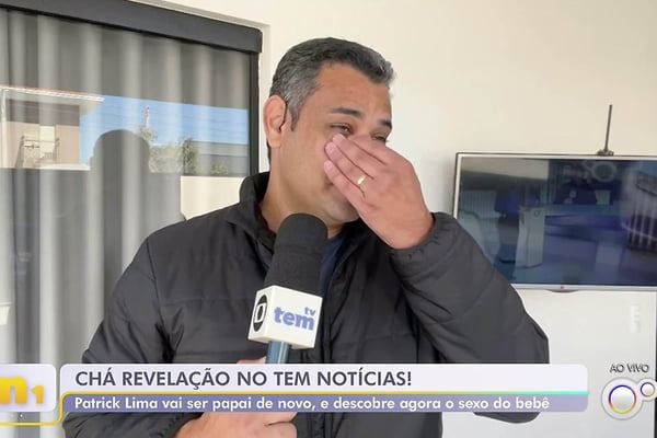 Patrick Lima, repórter da TV Tem (afiliada da Globo), se emociona com chá revelação do próprio bebê durante jornal