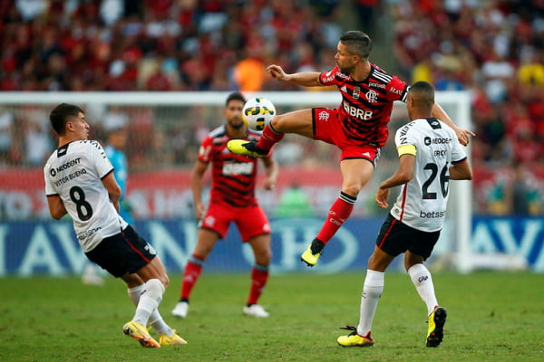 Flamengo goleia o Athletico-PR no Brasileirão